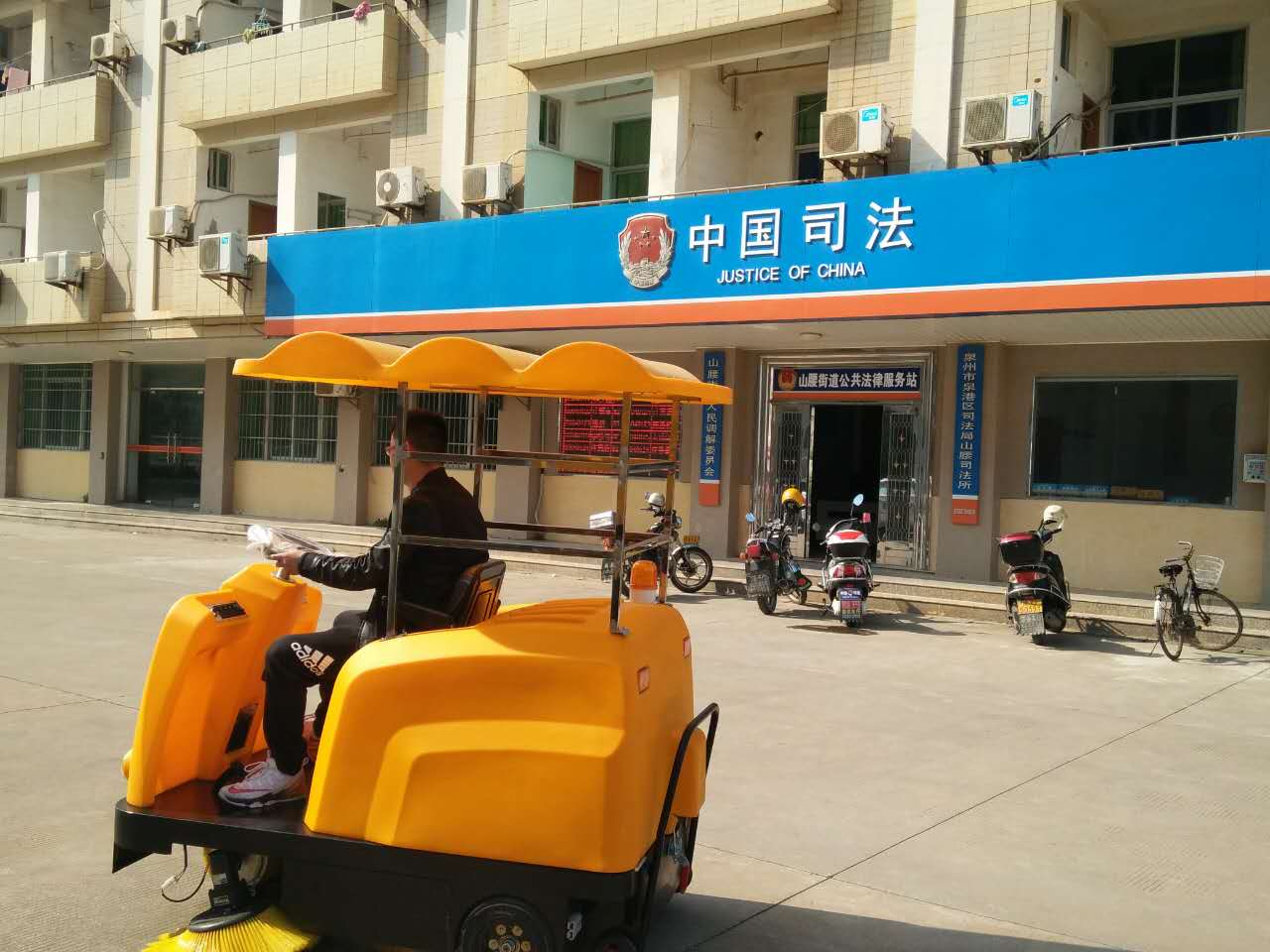 驚！一輛潔博士路面清掃機(jī)，惹得員工搶著干活？