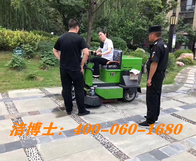 潔博士駕駛掃地車(chē)客戶案例-上海華川保潔服務(wù)有限公司